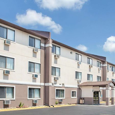 Boarders Inn & Suites By Cobblestone Hotels Waterloo Cedar Falls מראה חיצוני תמונה