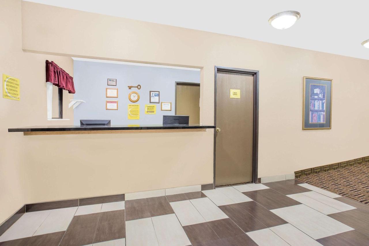 Boarders Inn & Suites By Cobblestone Hotels Waterloo Cedar Falls מראה חיצוני תמונה