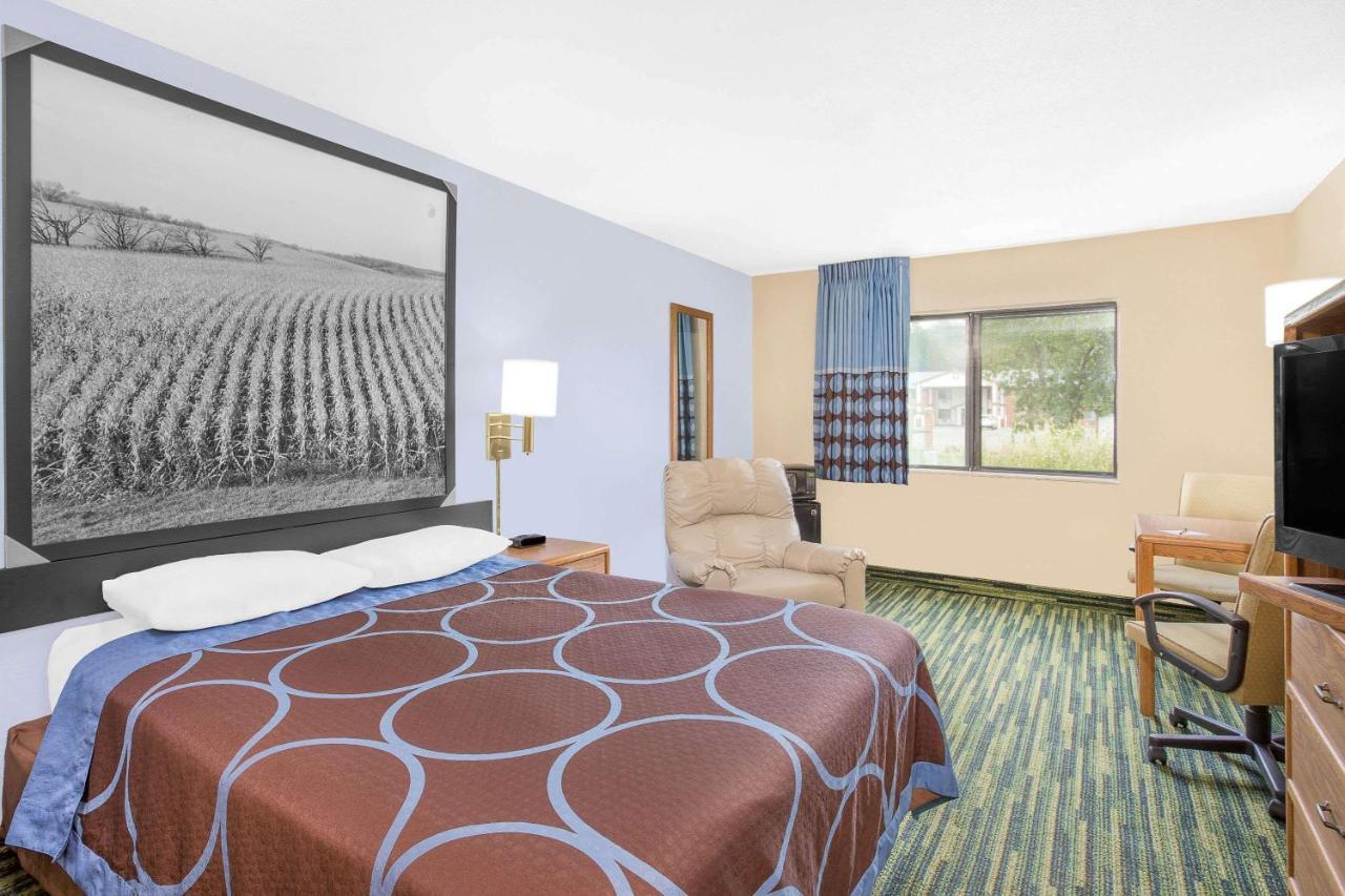 Boarders Inn & Suites By Cobblestone Hotels Waterloo Cedar Falls מראה חיצוני תמונה