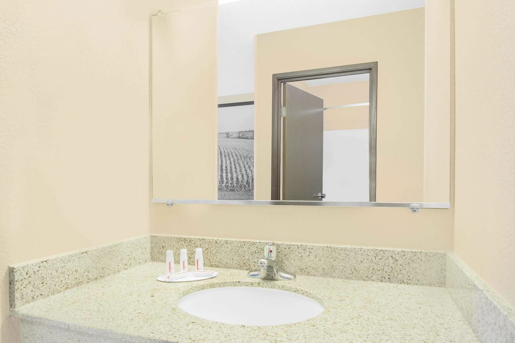 Boarders Inn & Suites By Cobblestone Hotels Waterloo Cedar Falls מראה חיצוני תמונה